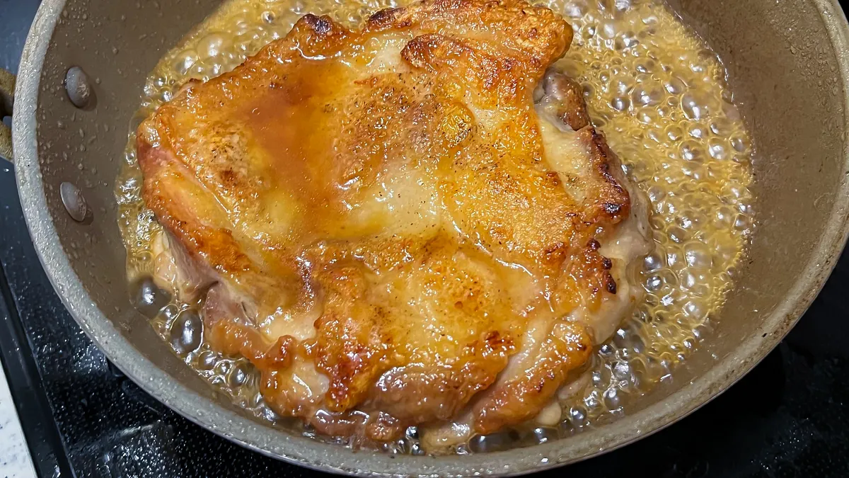 要烹調出一道外酥內嫩的美味雞腿排不難,利用鹽麴可以軟化雞腿排的肉質,瞬間提升料理風味!(示意圖/取自photo-ac) 要烹調出一道外酥內嫩的美味雞腿排不難,利用鹽麴可以軟化雞腿排的肉質,瞬間提升料理風味!(示意圖/取自photo-ac)