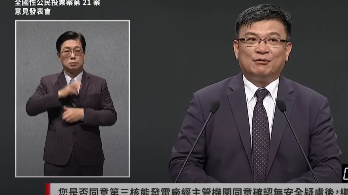 台電董事長曾文生(右)強調,核能機組能否延役或重啟,是要經過一定的科學流程來做進行。(取自民眾之聲YT)