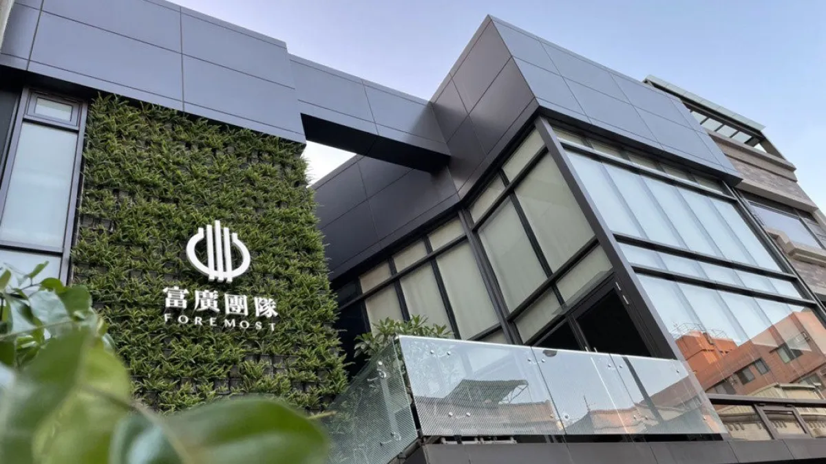 富廣建築團隊17日捐贈竹縣、苗縣防疫基金共130萬元。(圖/富比士地產王提供)