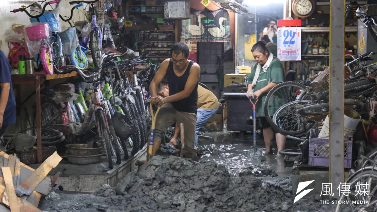 強颱樺加沙帶來驚人雨勢,花蓮馬太鞍溪上游堰塞湖壩頂於9月23日潰決,滾滾洪流淹沒光復鄉市區,造成重大傷亡。(顏麟宇攝)