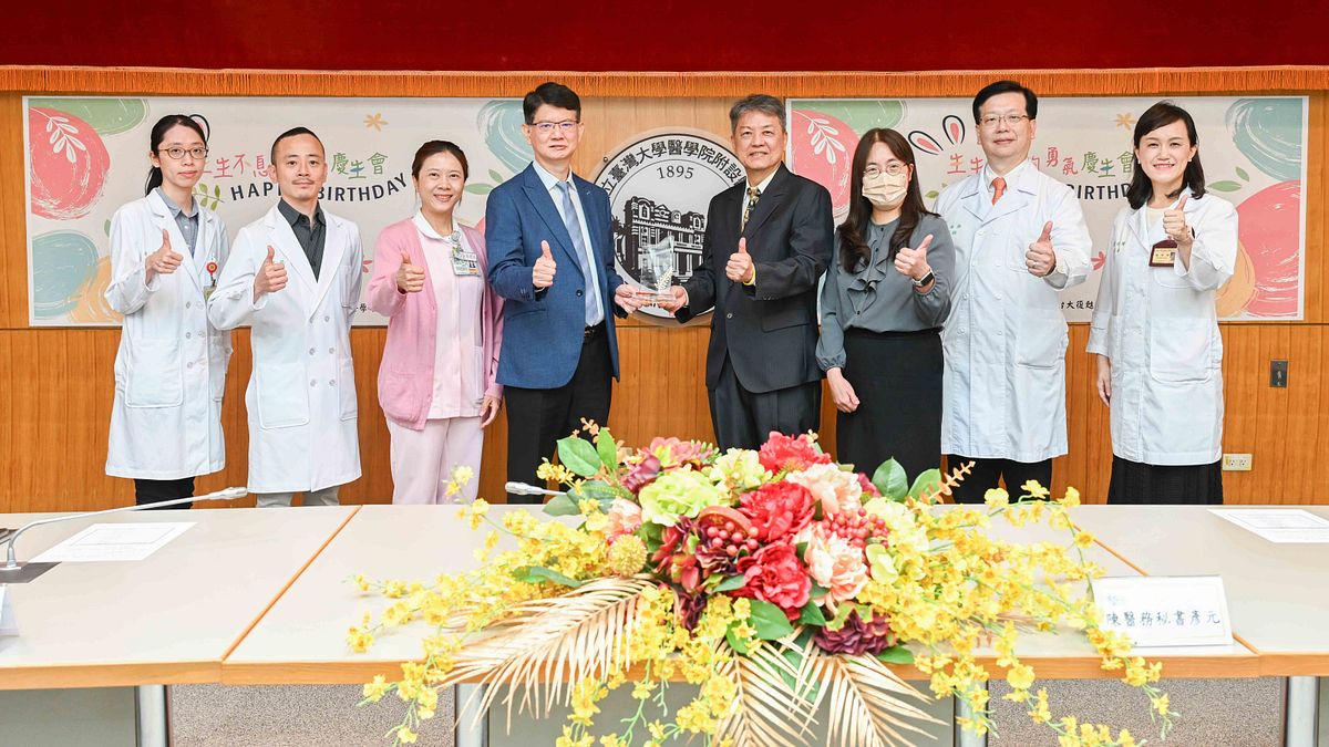 台大醫院復甦科學中心整合「生命之鏈」,對抗心跳停止症候群,將病患從生死邊緣拉回到人生跑道,病友代表致贈感謝狀給台北市衛生局長黃建華(左四)。(台大醫院提供) 台大醫院復甦科學中心整合「生命之鏈」,對抗心跳停止症候群,將病患從生死邊緣拉回到人生跑道,病友代表致贈感謝狀給台北市衛生局長黃建華(左四)。(台大醫院提供)