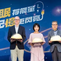 安聯人壽總經理羅偉睿(Joos Louwerier,左起)、「幸福歌姬」梁文音、天主教失智老人基金會執行長鄧世雄,17日於第19屆失智老人募款活動合影。(安聯人壽提供) 安聯人壽總經理羅偉睿(Joos Louwerier,左起)、「幸福歌姬」梁文音、天主教失智老人基金會執行長鄧世雄,17日於第19屆失智老人募款活動合影。(安聯人壽提供)
