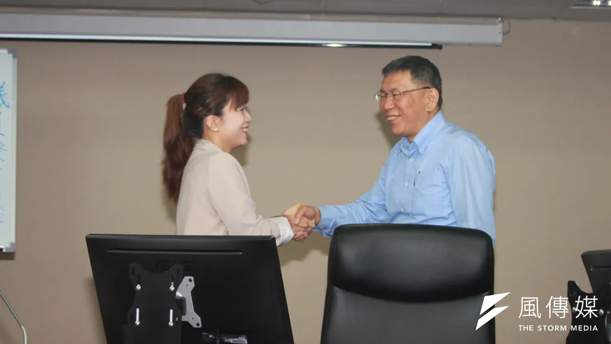 台北市長柯文哲(右)今日中午拜會台北市議會時代力量黨團,這是柯文哲本屆、本會期首次拜會黨團說明重要法案。圖左為時代力量黨團總召林穎孟。(方炳超攝)