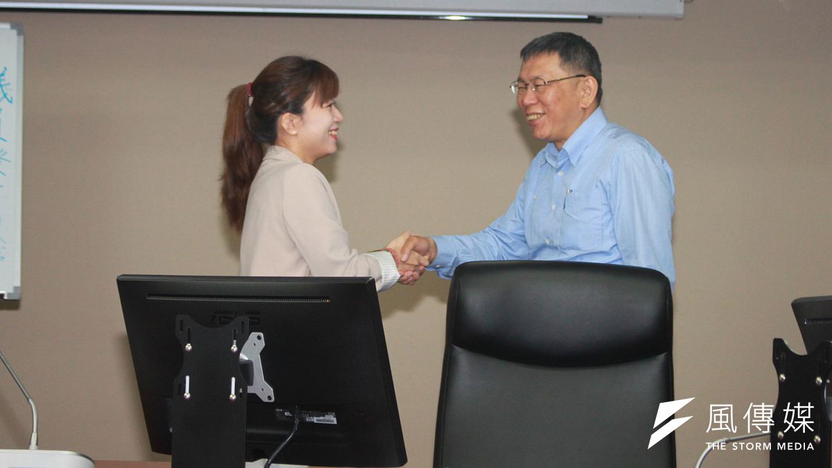 台北市長柯文哲(右)今日中午拜會台北市議會時代力量黨團,這是柯文哲本屆、本會期首次拜會黨團說明重要法案。圖左為時代力量黨團總召林穎孟。(方炳超攝) 台北市長柯文哲(右)今日中午拜會台北市議會時代力量黨團,這是柯文哲本屆、本會期首次拜會黨團說明重要法案。圖左為時代力量黨團總召林穎孟。(方炳超攝)