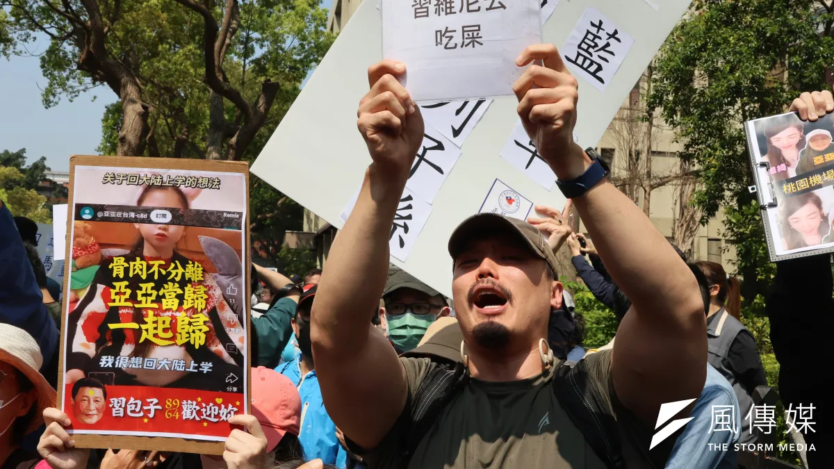 陸配「亞亞」(劉振亞)和台灣國際家庭互助協會在內政部前開記者會,有民眾到場表達抗議。(資料照,柯承惠攝)