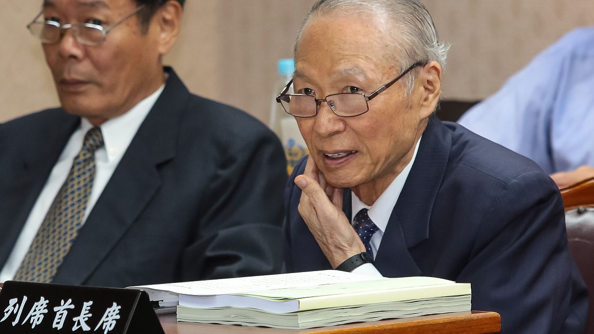 海洋委員會主委黃煌煇23日出席立院內政委員會時說,沖之鳥是「礁」,重疊經濟海域應協商。(顏麟宇攝) 海洋委員會主委黃煌煇23日出席立院內政委員會時說,沖之鳥是「礁」,重疊經濟海域應協商。(顏麟宇攝)