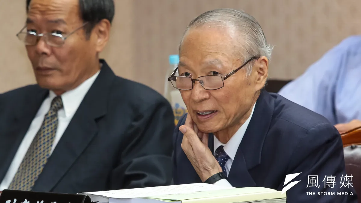海洋委員會主委黃煌煇23日出席立院內政委員會時說,沖之鳥是「礁」,重疊經濟海域應協商。(顏麟宇攝)