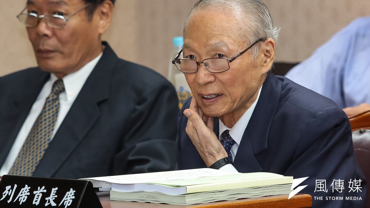 海洋委員會主委黃煌煇23日出席立院內政委員會時說,沖之鳥是「礁」,重疊經濟海域應協商。(顏麟宇攝) 海洋委員會主委黃煌煇23日出席立院內政委員會時說,沖之鳥是「礁」,重疊經濟海域應協商。(顏麟宇攝)