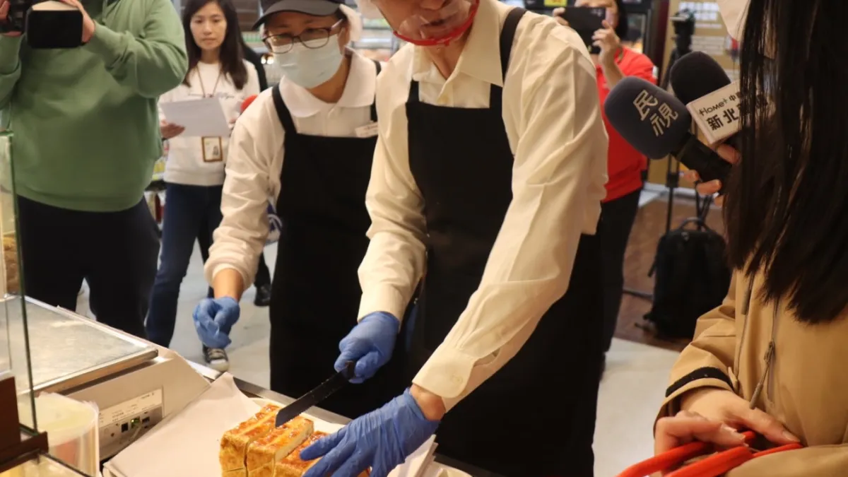 勞工局長陳瑞嘉到榮獲「中高齡者及高齡者友善職場卓越認證」的愛買永和店,體驗「一日賣場銷售員」工作。(圖/新北市勞工局提供)