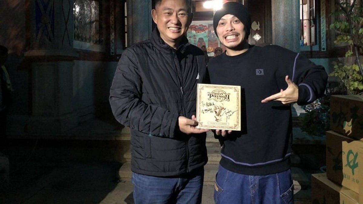 繼日前諷中意味十足的〈玻璃心〉創作後,歌手黃明志(右)和金門縣政府合作行銷宣傳歌曲〈牆外〉,外界關注是否與金酒中國銷售卡關有關。圖為黃明志與縣長楊鎮浯(左)合影。(取自黃明志臉書) 繼日前諷中意味十足的〈玻璃心〉創作後,歌手黃明志(右)和金門縣政府合作行銷宣傳歌曲〈牆外〉,外界關注是否與金酒中國銷售卡關有關。圖為黃明志與縣長楊鎮浯(左)合影。(取自黃明志臉書)