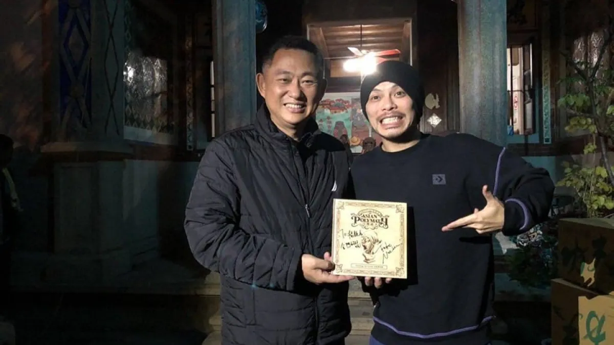 繼日前諷中意味十足的〈玻璃心〉創作後,歌手黃明志(右)和金門縣政府合作行銷宣傳歌曲〈牆外〉,外界關注是否與金酒中國銷售卡關有關。圖為黃明志與縣長楊鎮浯(左)合影。(取自黃明志臉書)