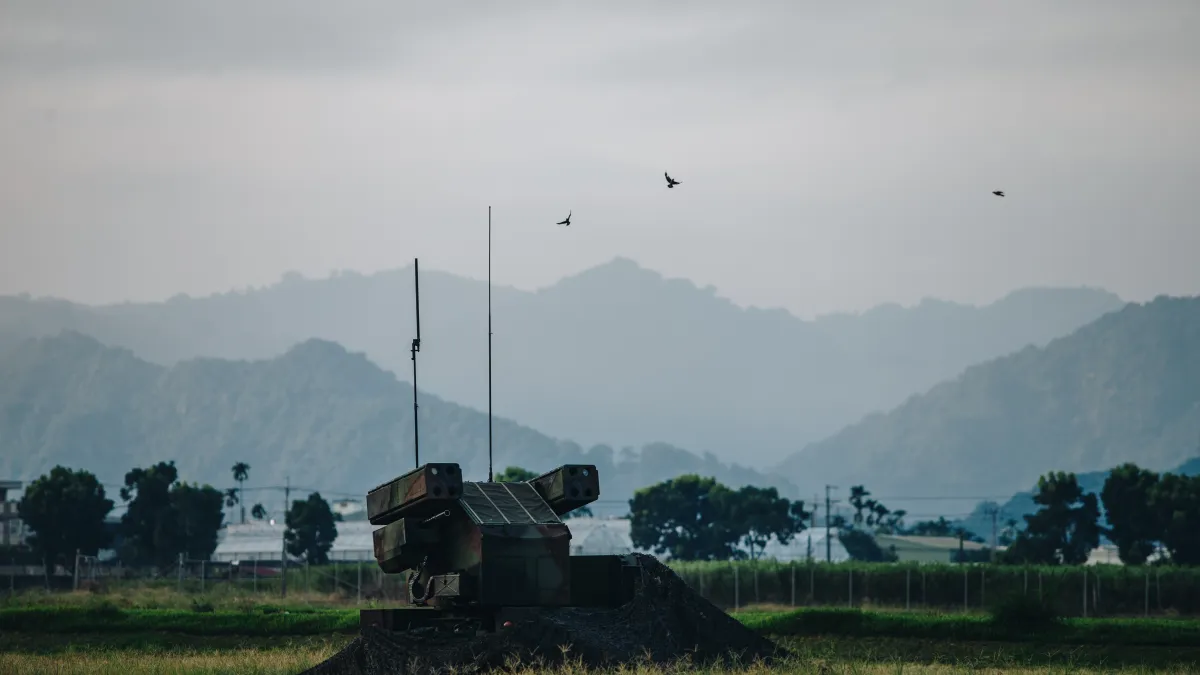 伊朗日前以飛彈、機海戰術襲以色列失敗,是否影響共軍攻台計畫?圖為國軍復仇者飛彈防空系統。(資料照,軍聞社提供)