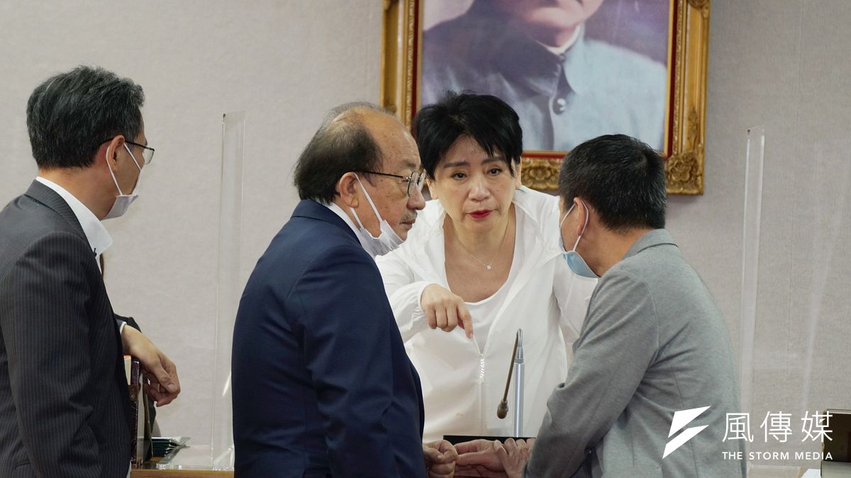 立法院司法法制委員會21日排定報告「總統府資安及洩密疑雲」,但最終破局,擇期再審。圖為司法法制委員會召委李貴敏(中)21日主持會議時,與立委柯建銘(左)、林為洲(右)交談。(盧逸峰攝) 立法院司法法制委員會21日排定報告「總統府資安及洩密疑雲」,但最終破局,擇期再審。圖為司法法制委員會召委李貴敏(中)21日主持會議時,與立委柯建銘(左)、林為洲(右)交談。(盧逸峰攝)