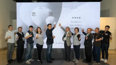 新北市副市長朱惕之(左五)與眾多貴賓一同出席「思潮共振2024新北市美術家聯展」開幕。(圖/新北市政府文化局)