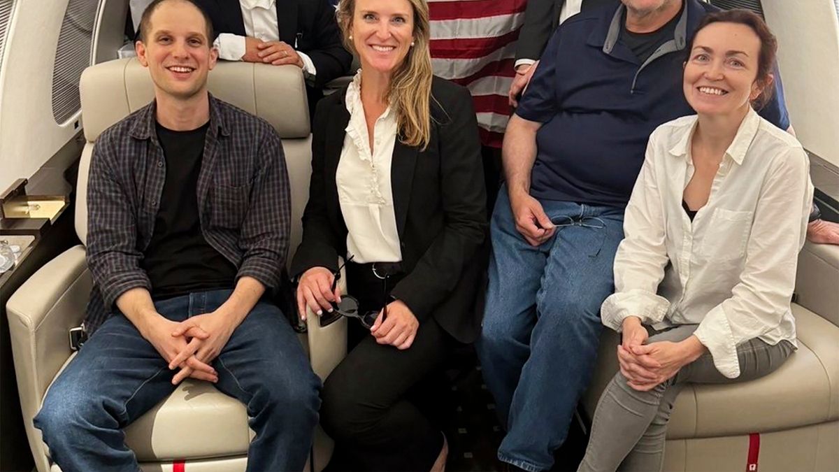 由白宮發佈的照片顯示,格什科維奇(左)、庫爾馬舍娃(右)和惠蘭(右二)等從俄羅斯囚禁中獲釋者已登上返回美國的飛機。(美聯社) 由白宮發佈的照片顯示,格什科維奇(左)、庫爾馬舍娃(右)和惠蘭(右二)等從俄羅斯囚禁中獲釋者已登上返回美國的飛機。(美聯社)