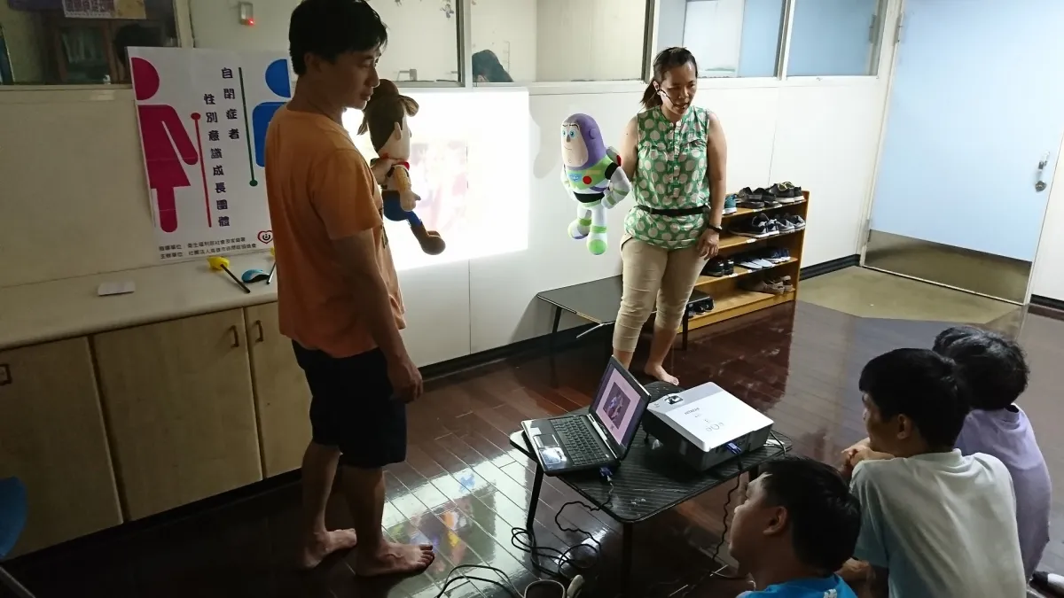 利用布偶角色扮演的方式,讓星兒學習人與人說話的時候要面對面,但要有距離不可以太靠近。(圖/高雄市政府社會局無障礙之家提供)