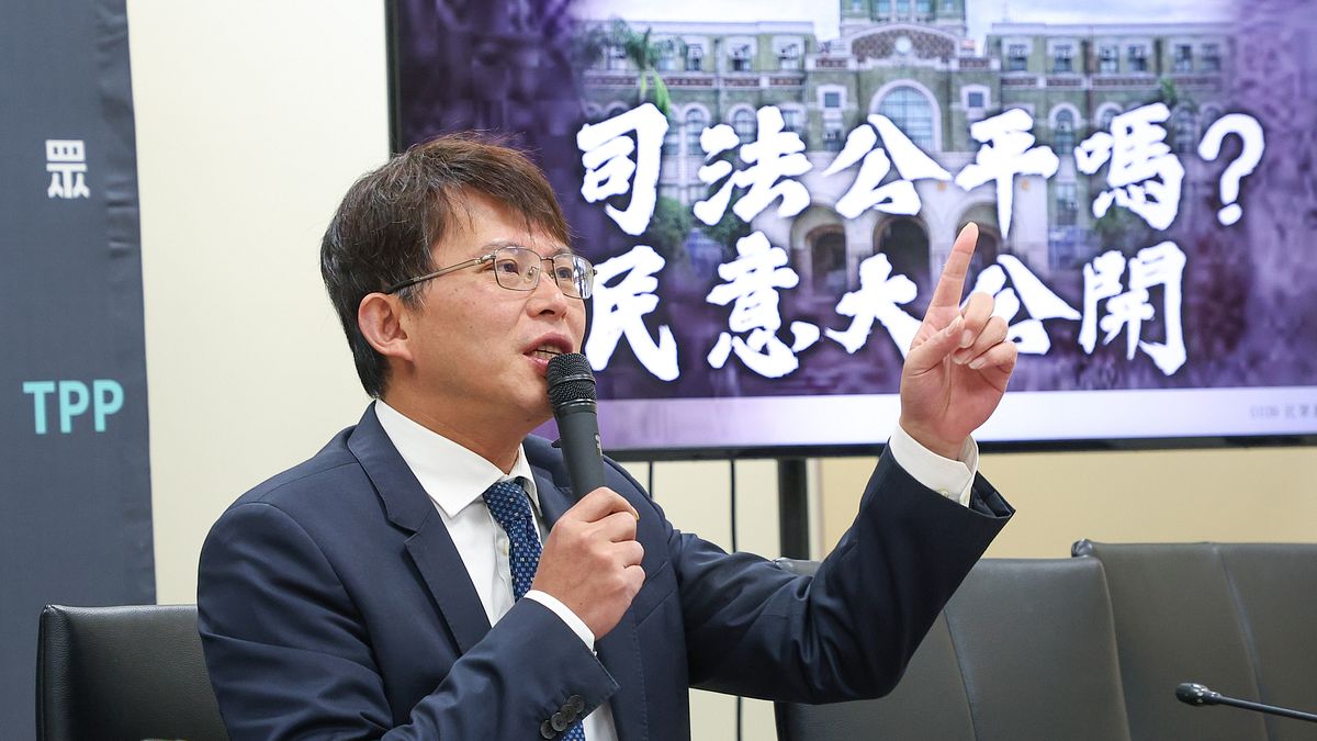 民眾黨總召黃國昌10日揭露,在111遊行前,民進黨召委變更議程,安排「號召民眾上街對抗司法審判者為妨害司法公正罪之現行犯?」的專案報告。(資料照,顏麟宇攝) 民眾黨總召黃國昌10日揭露,在111遊行前,民進黨召委變更議程,安排「號召民眾上街對抗司法審判者為妨害司法公正罪之現行犯?」的專案報告。(資料照,顏麟宇攝)