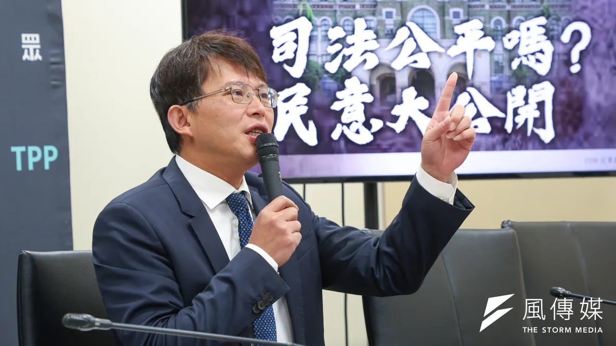 民眾黨總召黃國昌9日舉行「司法公平嗎?民意大公開!」民眾黨委託民調發布記者會。(顏麟宇攝)