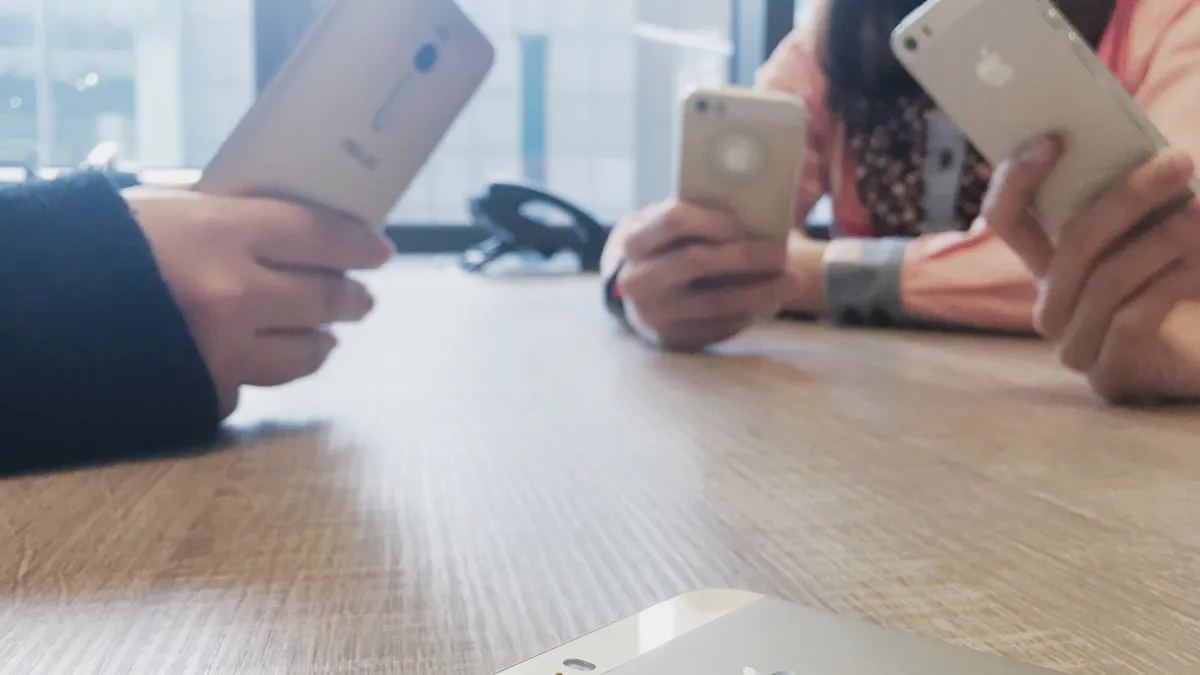 我們需要用iPhone得到認同嗎?(圖/冒牌生攝)
