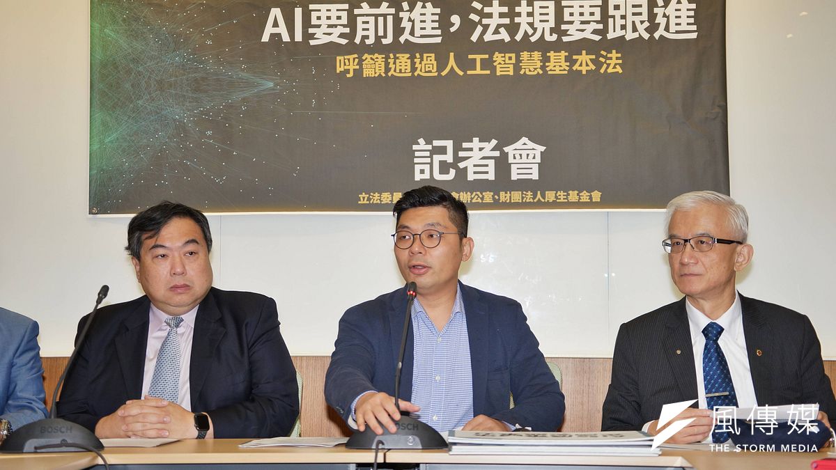 立委許毓仁(中)1日主辦「AI要向前,法規要跟進」 記者會,聯合國世衛國際醫療資訊協會會長李友專(左)、台灣人工智慧發展協會理事長(右)謝邦昌一同出席。(盧逸峰攝) 立委許毓仁(中)1日主辦「AI要向前,法規要跟進」 記者會,聯合國世衛國際醫療資訊協會會長李友專(左)、台灣人工智慧發展協會理事長(右)謝邦昌一同出席。(盧逸峰攝)