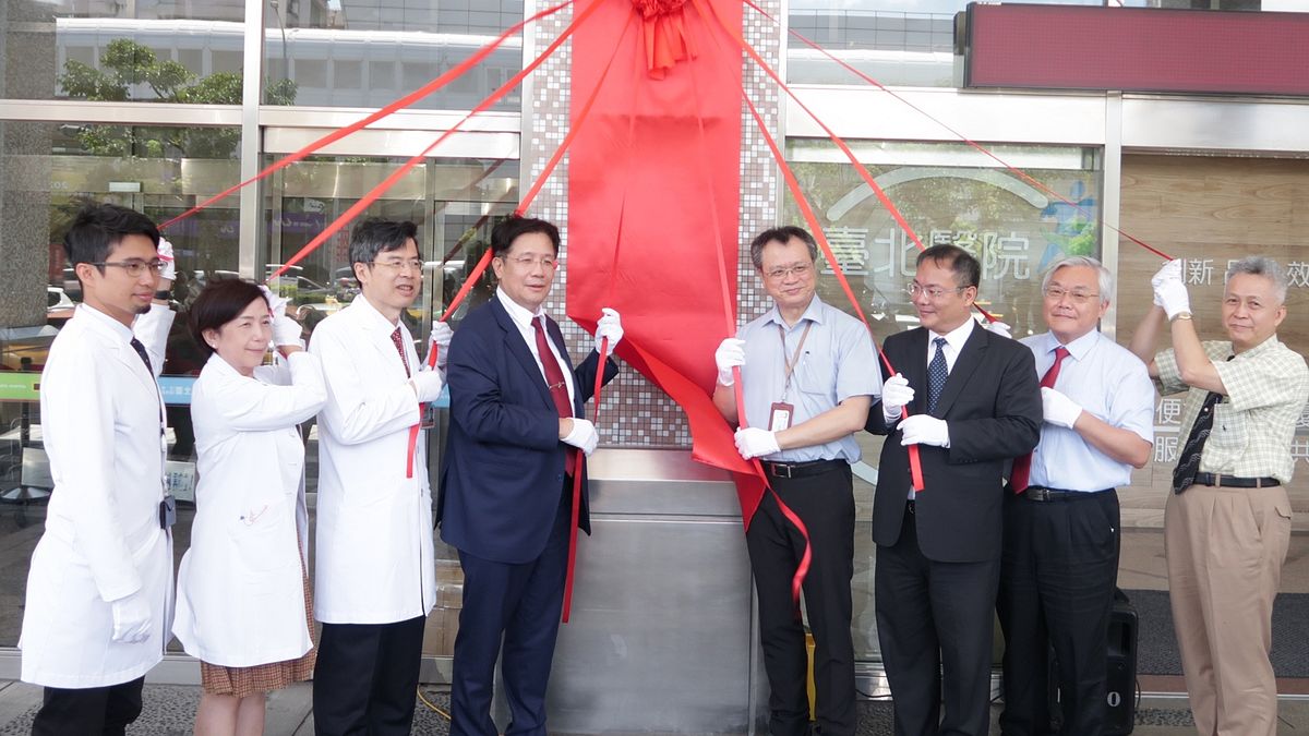 職安署鄒子廉署長、醫福會林慶豐執行長等人共同揭牌。(圖/陳又嘉攝) 職安署鄒子廉署長、醫福會林慶豐執行長等人共同揭牌。(圖/陳又嘉攝)