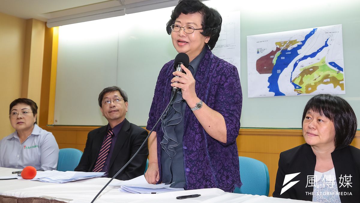 宏達電領導人王雪紅姊姊王貴雲3日親自出面,針對竊占國土一案召開記者會說明。(顏麟宇攝) 宏達電領導人王雪紅姊姊王貴雲3日親自出面,針對竊占國土一案召開記者會說明。(顏麟宇攝)