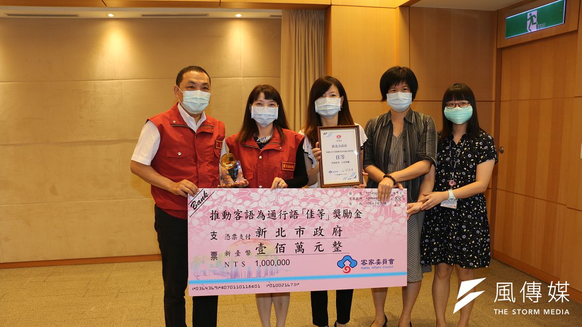 新北市榮獲客家委員會108年度推動客語為通行語「佳等暨獎勵金100萬元」,客家局長林素琴在19日市政會議獻獎市長侯友宜。(圖/李梅瑛攝) 新北市榮獲客家委員會108年度推動客語為通行語「佳等暨獎勵金100萬元」,客家局長林素琴在19日市政會議獻獎市長侯友宜。(圖/李梅瑛攝)
