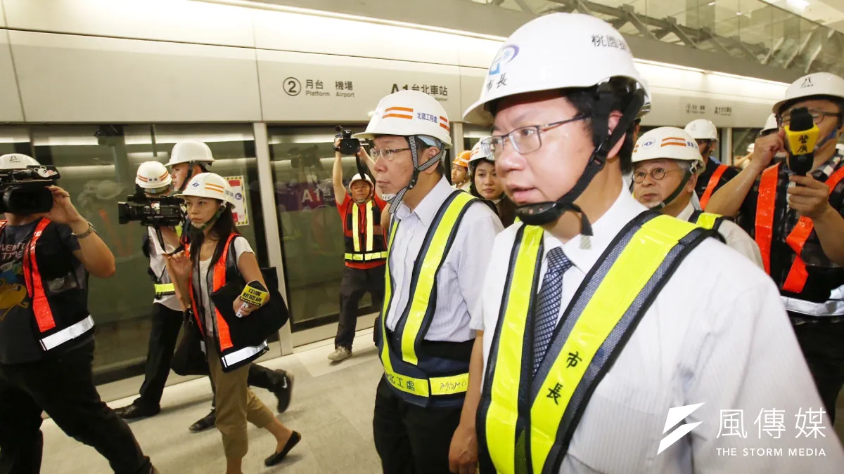台北市長柯文哲(左)與桃園市長鄭文燦(右)視察機場捷運工程。(林韶安攝)