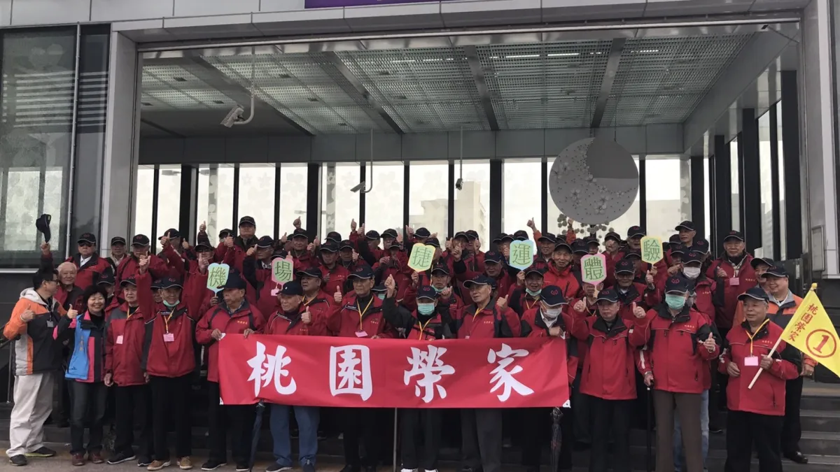 桃園捷運通車 中壢警熱心助老榮民初體驗