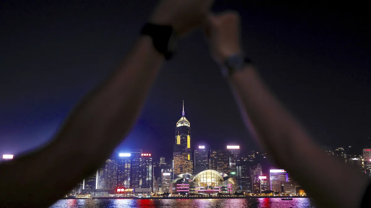 2019年8月23日,香港市民晚間發起手拉手建立「香港之路」人鏈的活動,希望國際關注香港的「反送中」運動(AP)
