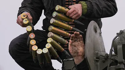 在頓內次克前線操演的烏克蘭裝甲部隊。(美聯社)