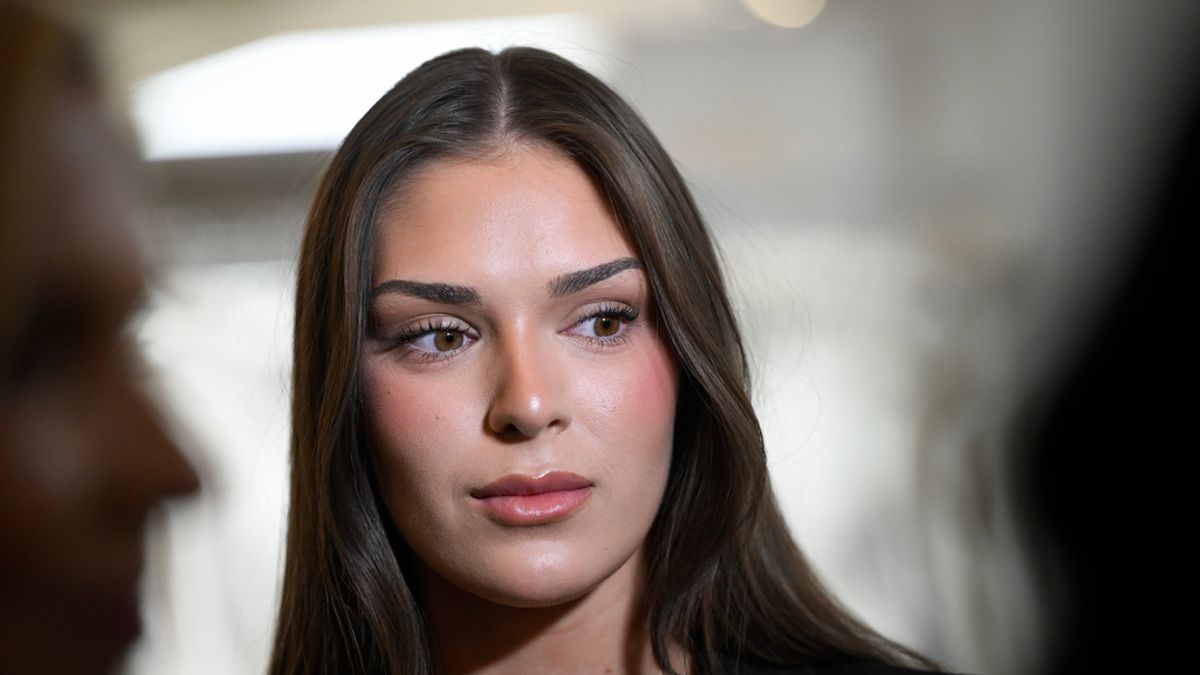 一張「拉眼角照片」毀了她!原芬蘭小姐莎拉捲入辱華風暴,冠軍頭銜慘遭剝奪