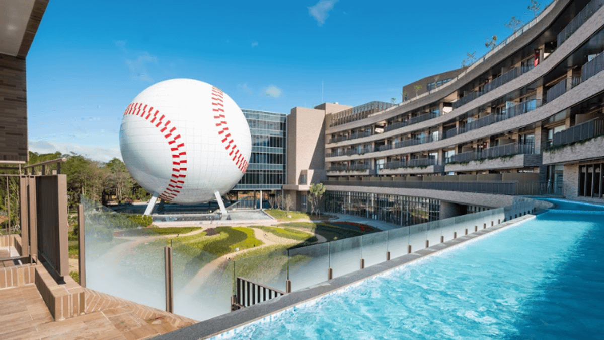 台灣「職棒之父」洪騰勝在桃園市龍潭區開設的名人堂花園大飯店近期驚傳欠薪。(圖/翻攝自Google Maps) 台灣「職棒之父」洪騰勝在桃園市龍潭區開設的名人堂花園大飯店近期驚傳欠薪。(圖/翻攝自Google Maps)