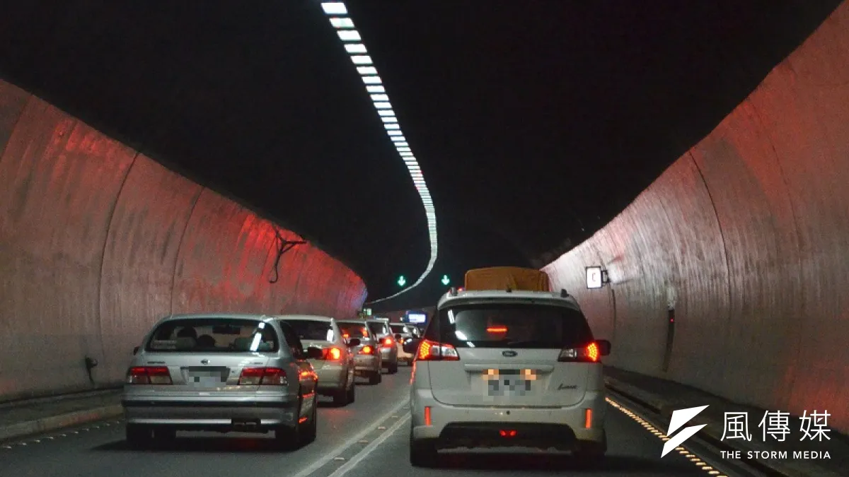 國道五號雪山隧道塞車問題難解,龜速車被認為是主要原因,高公局表示將提高速限,期望解決塞車窘境。(資料照,陳明仁攝)