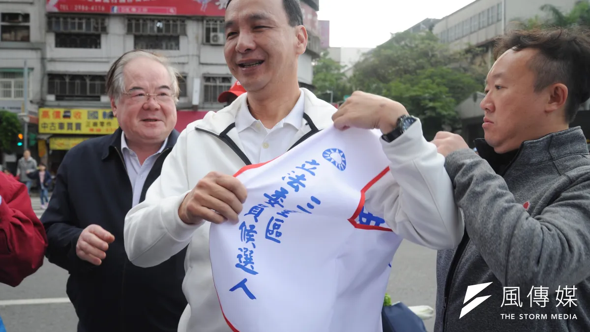 前新北市長朱立倫今(1日)陪同三重立委補選候選人鄭世維至力行市場掃街,談及核能議題,呼籲民眾理性討論。(甘岱民攝)