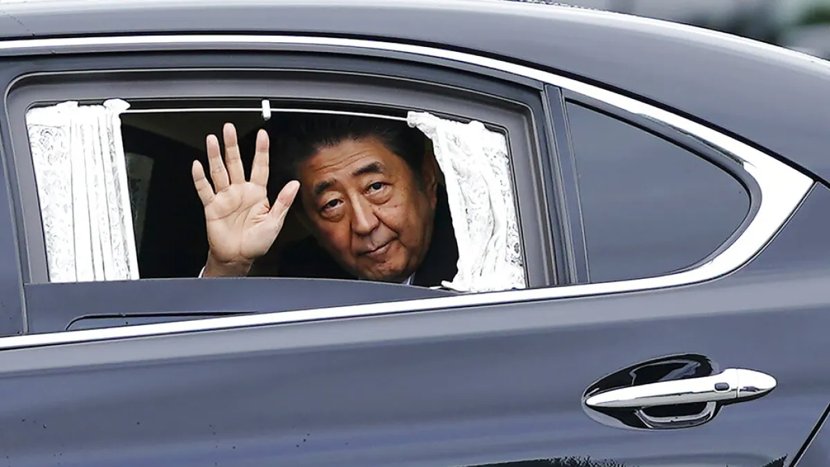 前往皇居參加「即位禮正殿之儀」的日相安倍。(美聯社)