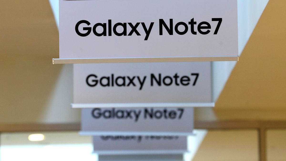 三星旗艦手機Galaxy Note7頻傳爆炸,韓媒稱三星已經決定停產。(資料照,美聯社) 三星旗艦手機Galaxy Note7頻傳爆炸,韓媒稱三星已經決定停產。(資料照,美聯社)