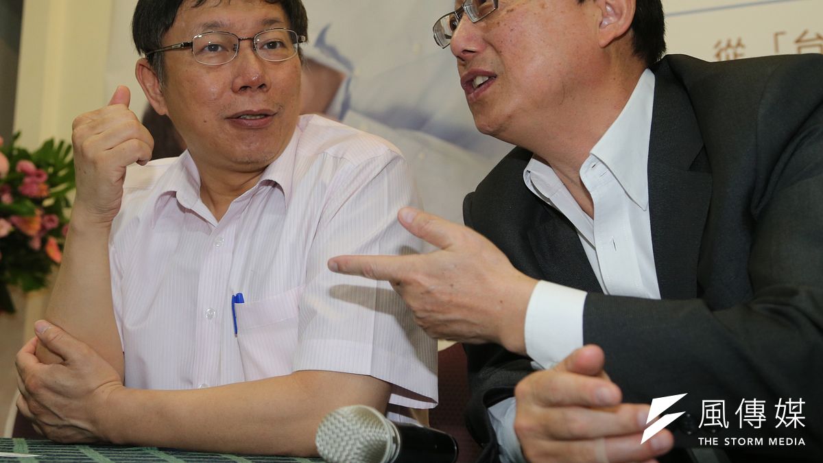 柯文哲選戰幕僚劉坤鱧出書《翻轉選戰的流浪狗團隊:柯文哲核心幕僚談勝選關鍵》,柯文哲與姚立明互動熱烈。(吳逸驊攝) 柯文哲選戰幕僚劉坤鱧出書《翻轉選戰的流浪狗團隊:柯文哲核心幕僚談勝選關鍵》,柯文哲與姚立明互動熱烈。(吳逸驊攝)