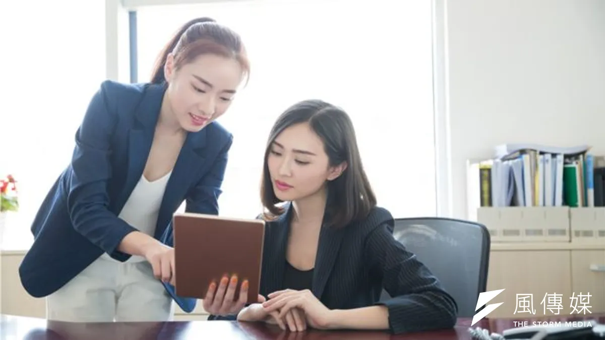 英國華人受教育程度較高,多從事專業性工作,這是收入比較其它族裔僱員相對較高的一個原因。(BBC中文網) 英國華人受教育程度較高,多從事專業性工作,這是收入比較其它族裔僱員相對較高的一個原因。(BBC中文網)