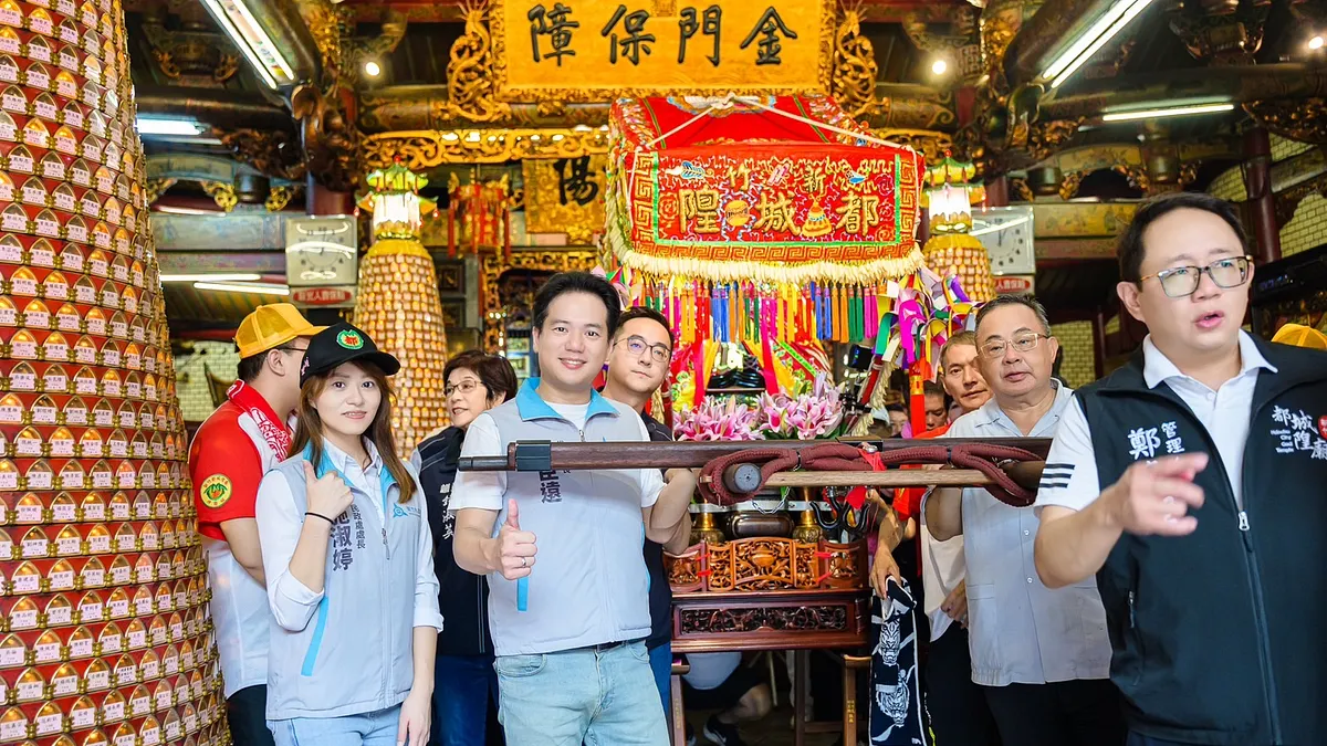 竹塹中元城隍祭「遶境賑孤」城隍爺起駕,代理市長邱臣遠及新竹都城隍廟管理人鄭來聖扶轎同行。(圖/新竹市政府提供) 竹塹中元城隍祭「遶境賑孤」城隍爺起駕,代理市長邱臣遠及新竹都城隍廟管理人鄭來聖扶轎同行。(圖/新竹市政府提供)