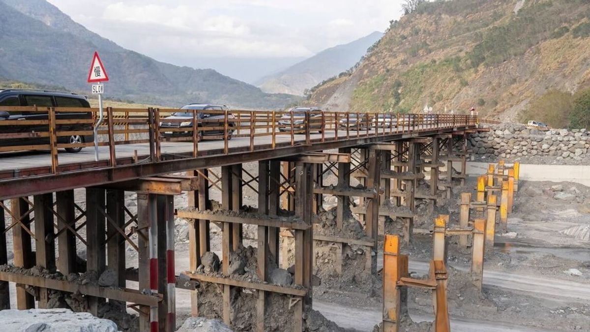 高雄市桃源區復興里、拉芙蘭里、梅山里對外交通要道明霸克露橋2021年遭豪雨沖斷,現在以鋼便橋通車,公路總局表示,新橋有望在2025年汛期前完工。(高雄市政府提供) 高雄市桃源區復興里、拉芙蘭里、梅山里對外交通要道明霸克露橋2021年遭豪雨沖斷,現在以鋼便橋通車,公路總局表示,新橋有望在2025年汛期前完工。(高雄市政府提供)