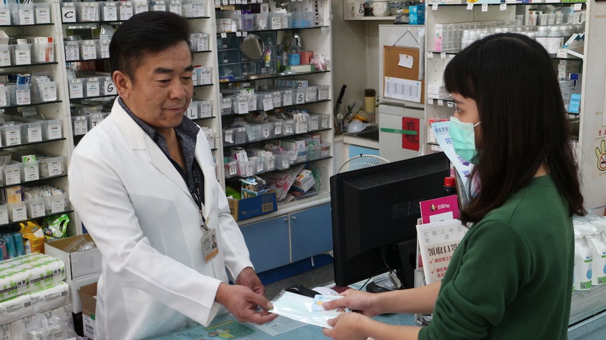 「口罩販售實名制」6日正式上路,彰化縣衛生局在藥局辦理宣導說明會,宣導不要搶購口罩。(圖/彰化縣政府提供) 「口罩販售實名制」6日正式上路,彰化縣衛生局在藥局辦理宣導說明會,宣導不要搶購口罩。(圖/彰化縣政府提供)
