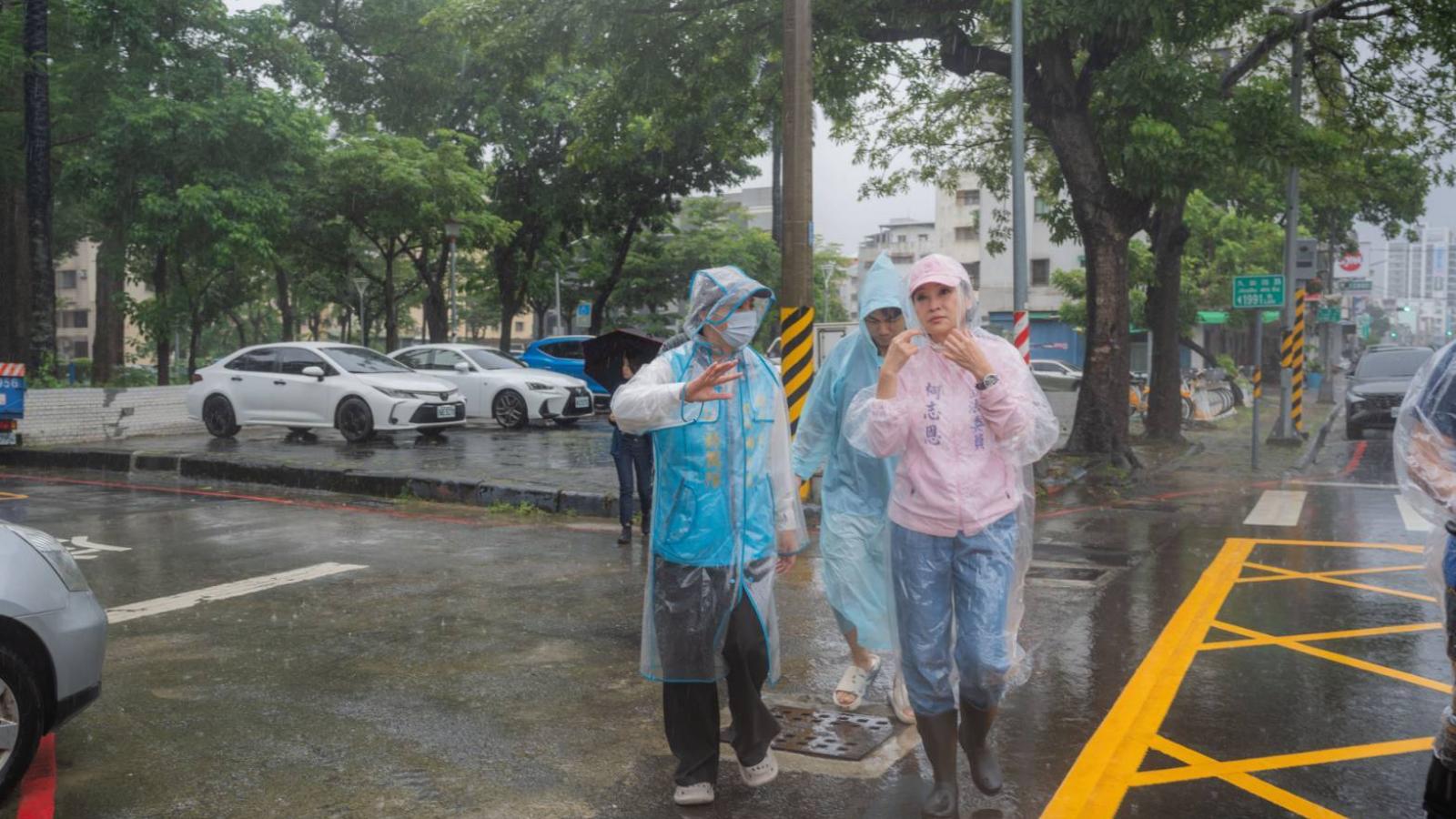 豪雨未歇多處淹水 柯志恩勘查橋頭、梓官、鼓山:治水不能只看工程完工