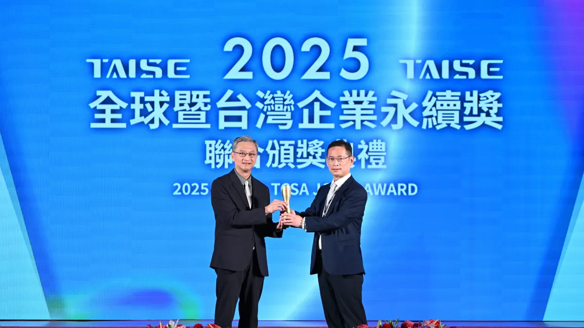 華南金控榮獲台灣企業永續獎之台灣 100 大永續典範企業獎、永續報告類-白金獎,由環境部次長葉俊宏(左)頒獎,華南金控行政管理處處長郭福星(右)代表受獎。