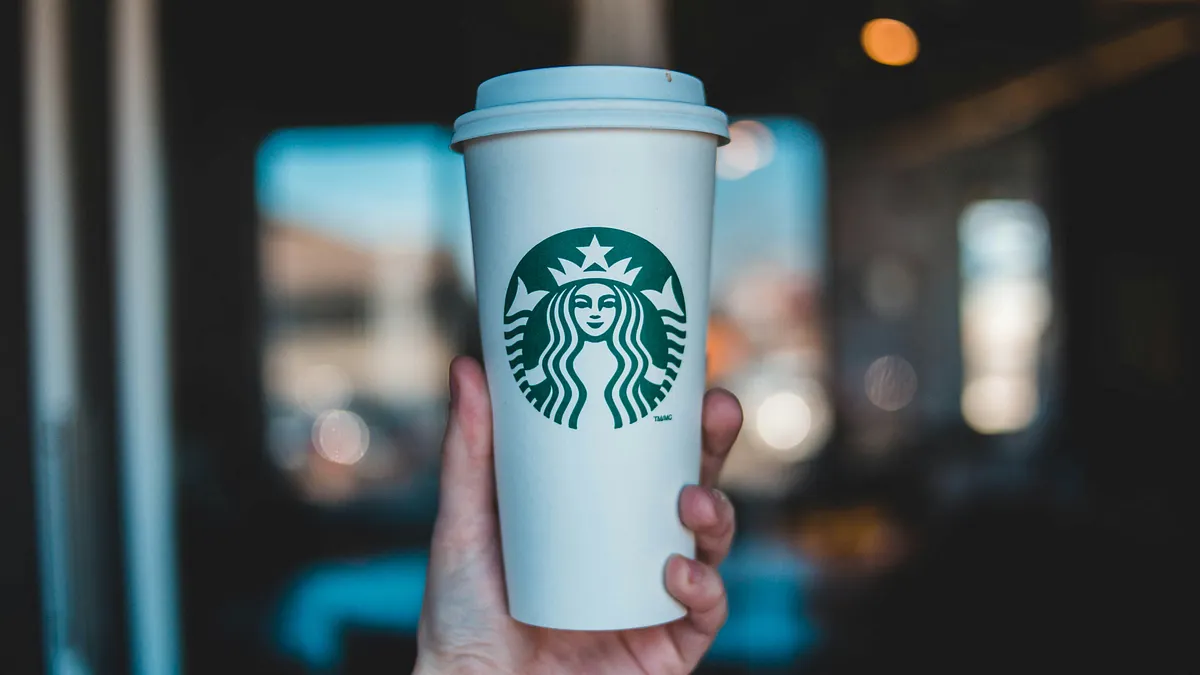 228連假全台咖啡廳與四大超商無祭出最強折扣!從星巴克買一送一,到 7-11、全家的限時快閃與跨店取好康通通有。(示意圖/取自unsplash)