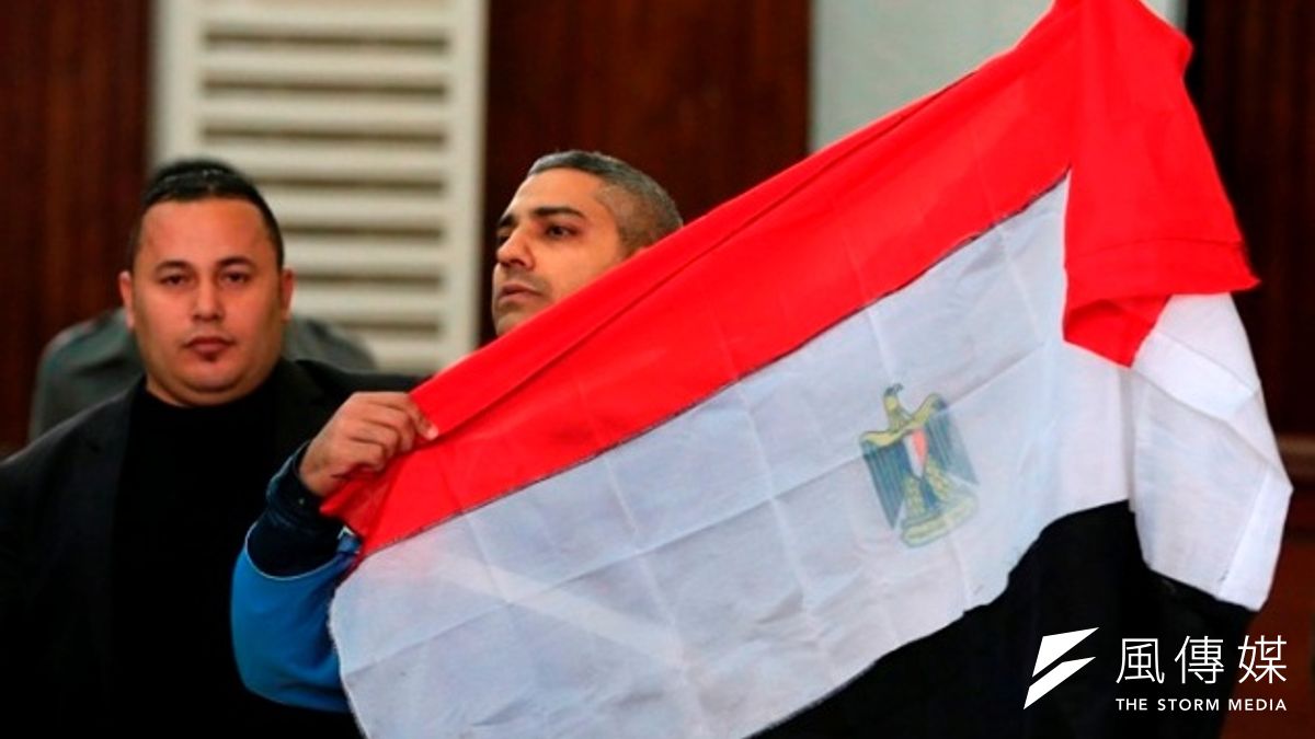 半島新聞記者法赫米手持一面埃及國旗(美聯社) 半島新聞記者法赫米手持一面埃及國旗(美聯社)