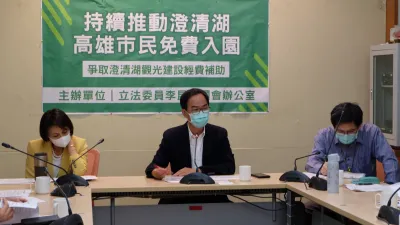 立委李昆澤(中)與邱議瑩邀集高市觀光局長周玲妏、交通部觀光局副局長林信任、台灣自來水副總經理王明孝、第七區管理處長邱憲龍等召開協調會。(圖/李昆澤服務處提供)