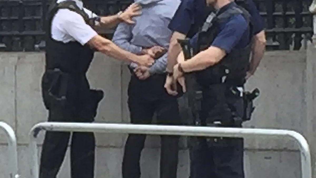 男子英國會外持刀,警發射電擊槍逮捕。(美聯社)