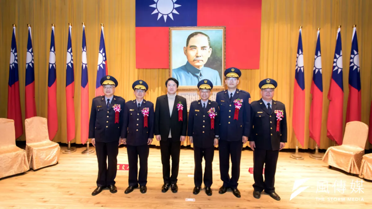 基隆市警察局副局長、分局長佈達交接,基隆市長林右昌主持監交。(圖/張毅攝)