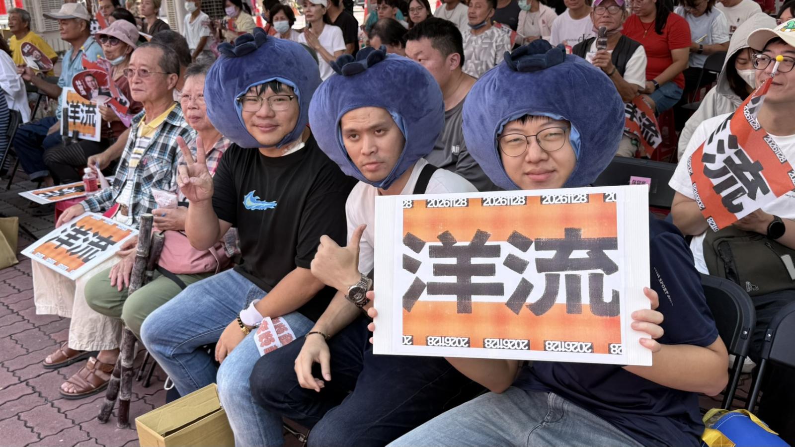 鳳山近500人「民主續攤」看辯論!林智鴻攜手小水滴挺沈伯洋 200吋大螢幕掀熱潮